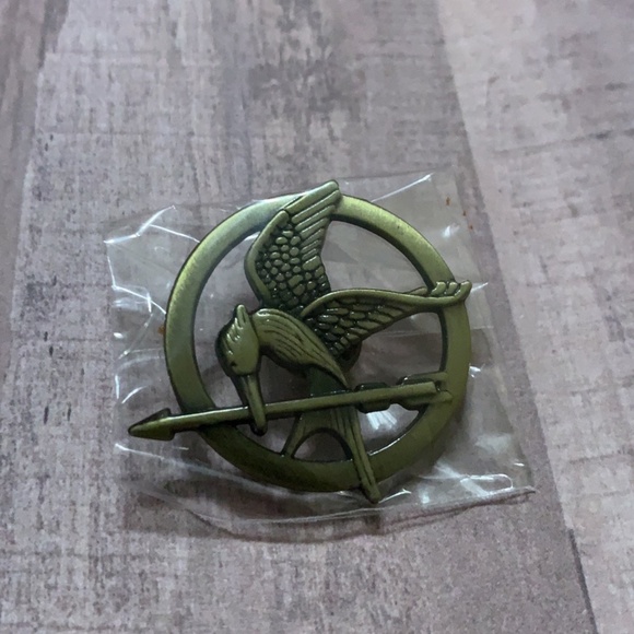 Hunger Games Mockingjay Lapel Pin New Movie Logo Prop Replica Pin - Picture 1 of 3